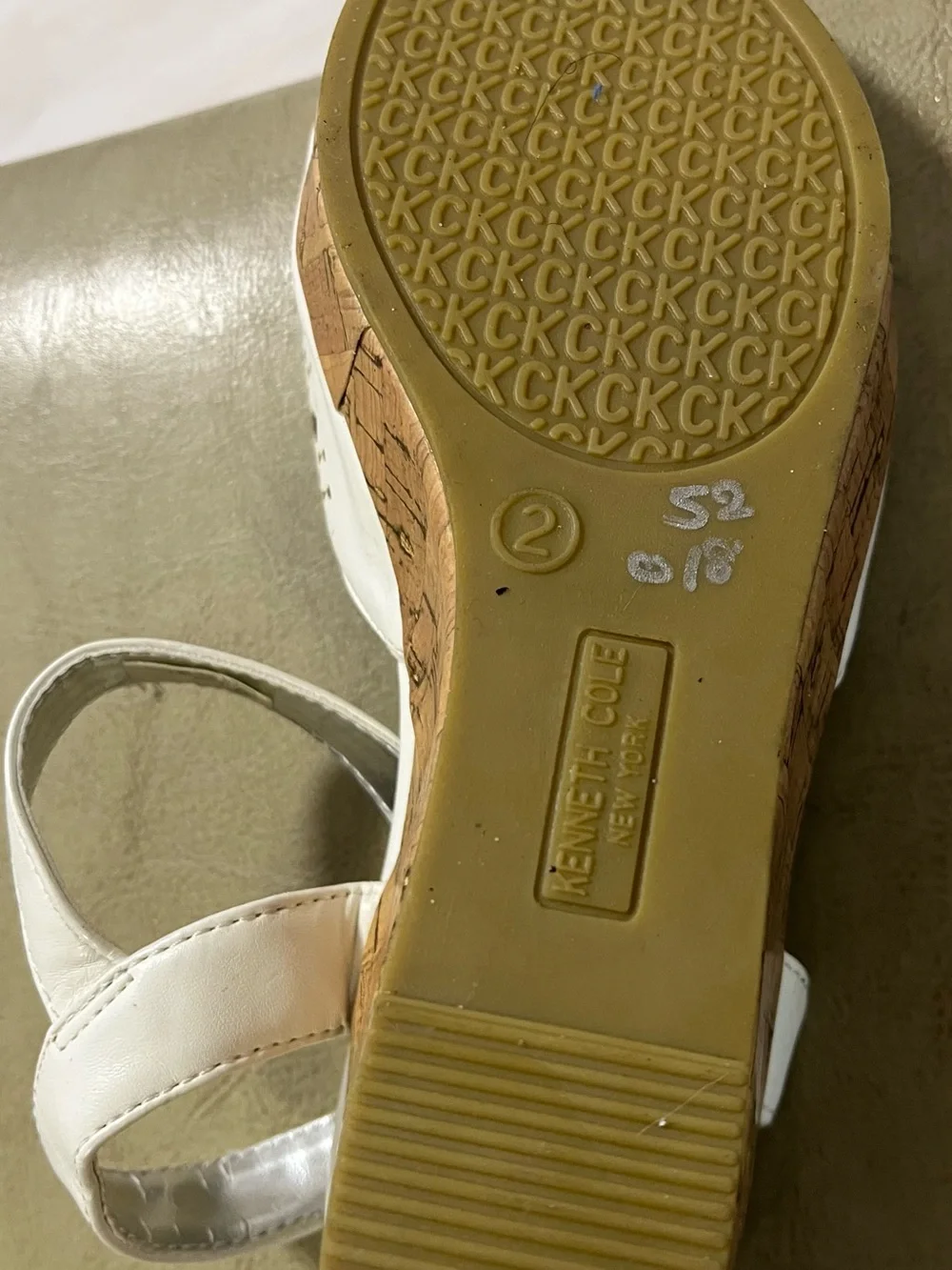 Kenneth Cole White Floral Cutout Ankle-Strap Sandals girls size 2